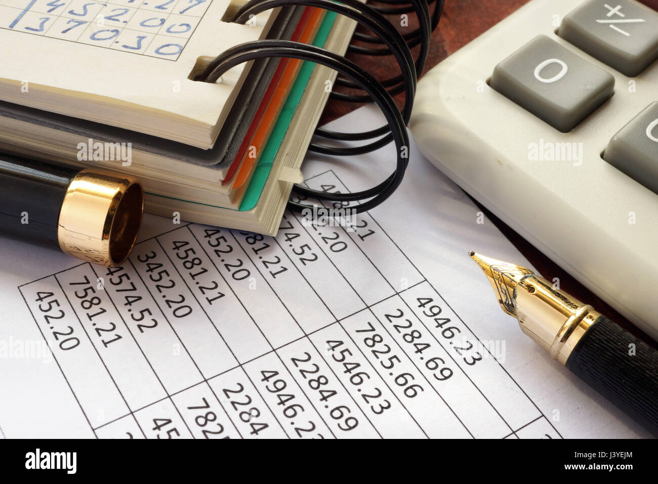 Bilanz und Buchhaltungsdaten auf einem Tisch. Stockfoto