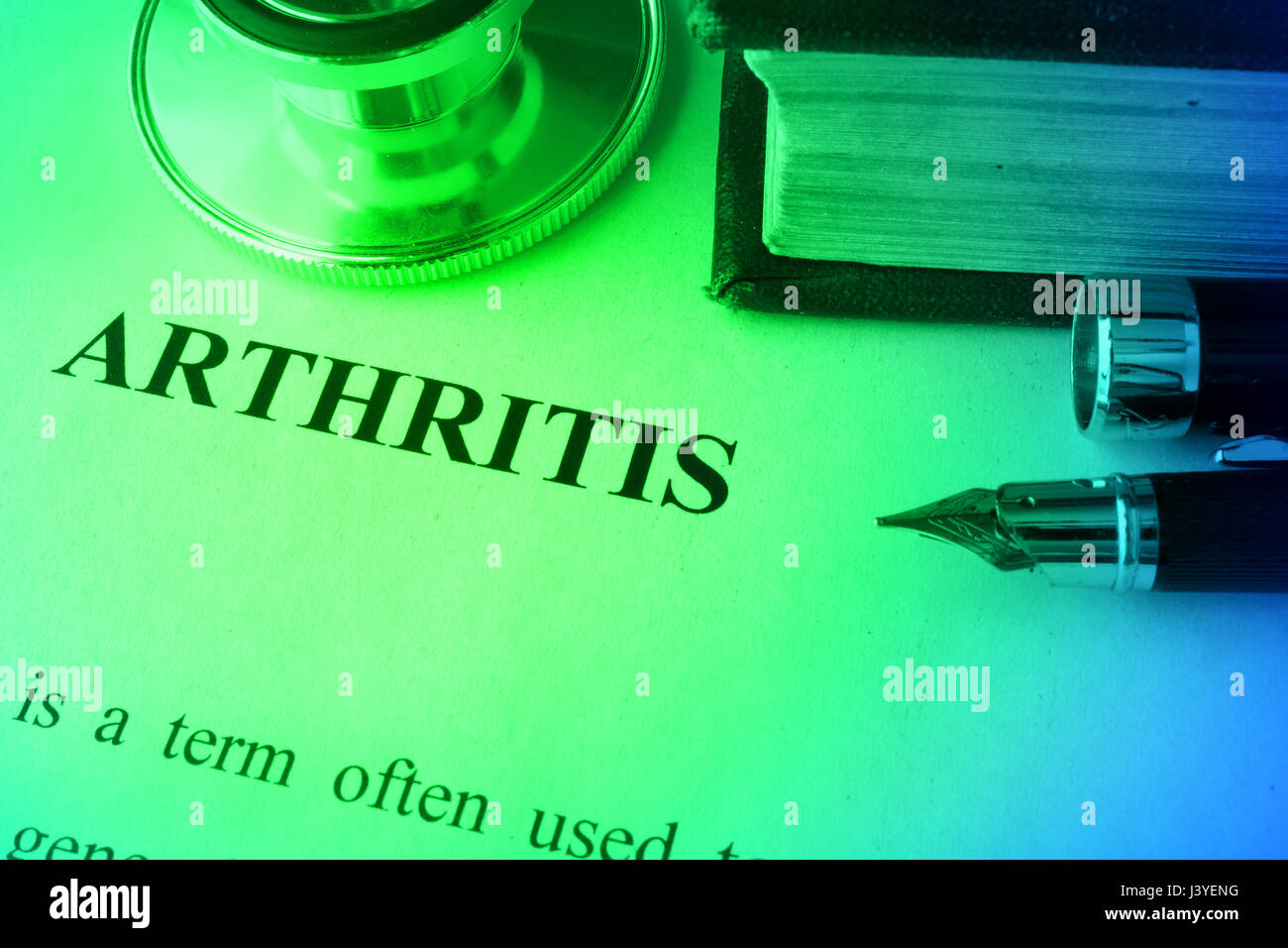 Seite mit Diagnose Arthritis auf einem Tisch. Stockfoto