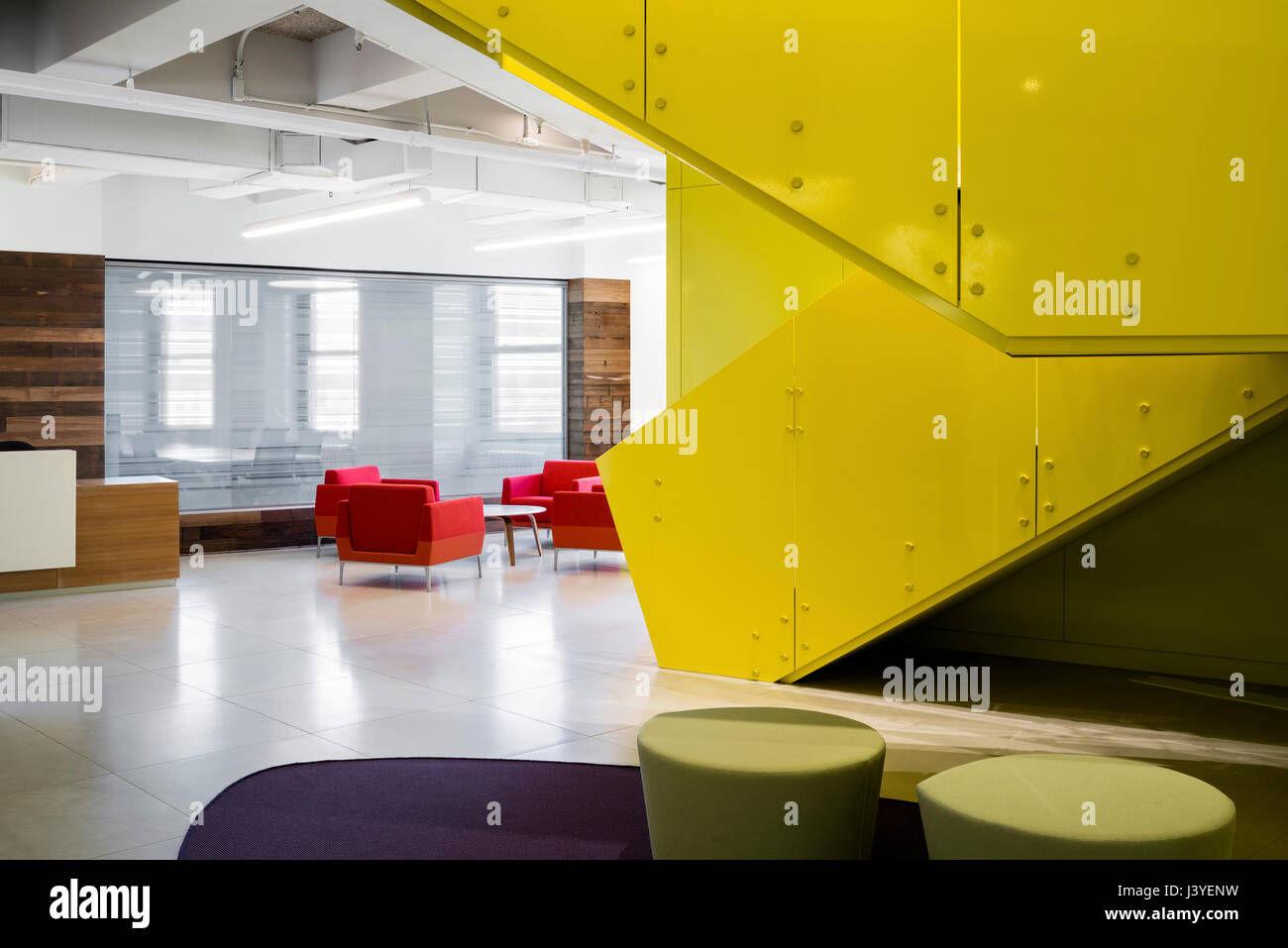 Innenansicht des gemeinsamen Raum mit gelb lackierten Stahltreppe. 2 Lafayette Street NYC Abteilung Jugend, New York, Vereinigte Staaten von Amerika. Architekt: BK Stockfoto