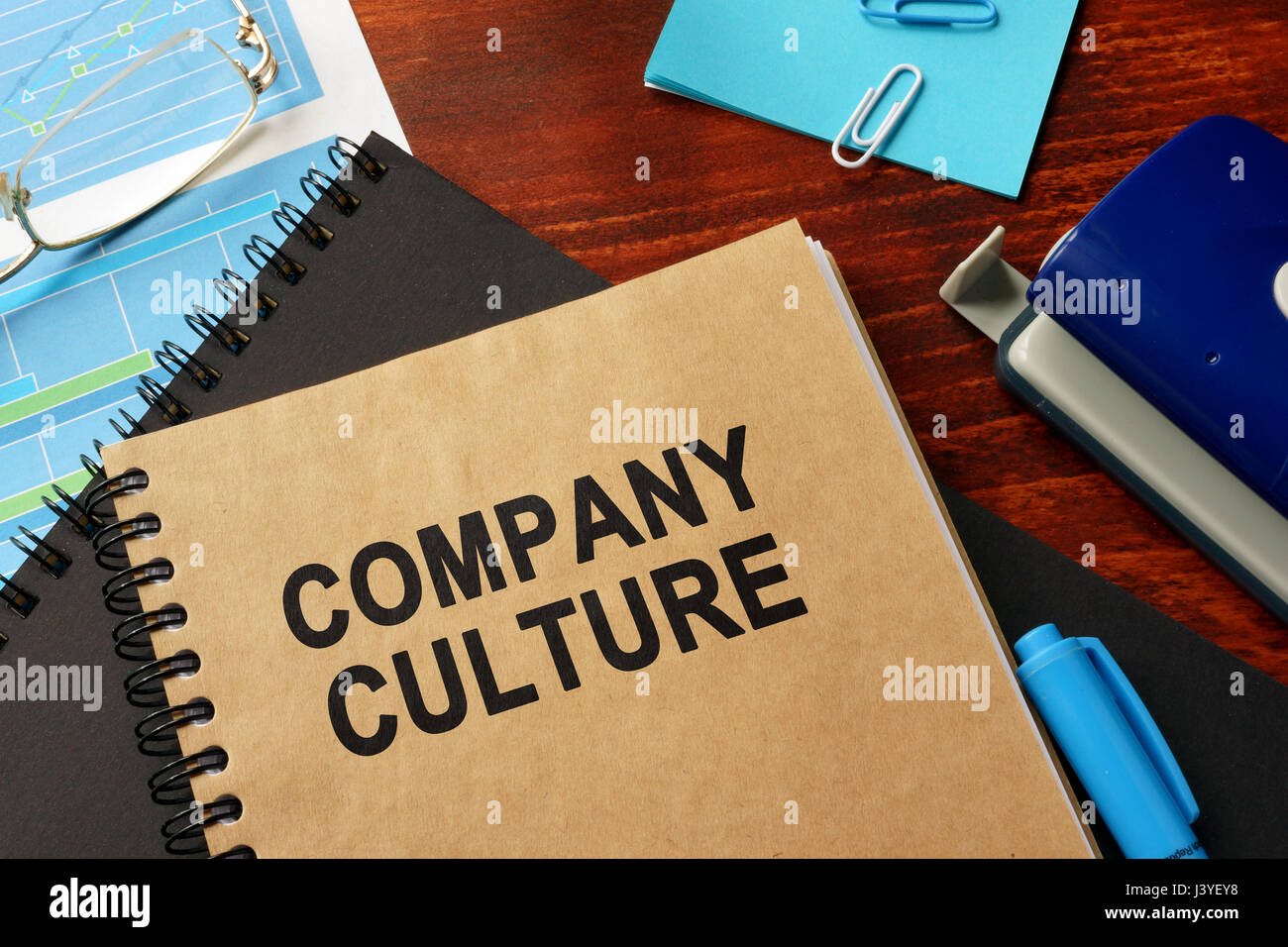 Buchen Sie mit Titel Unternehmenskultur in einem Büro. Stockfoto