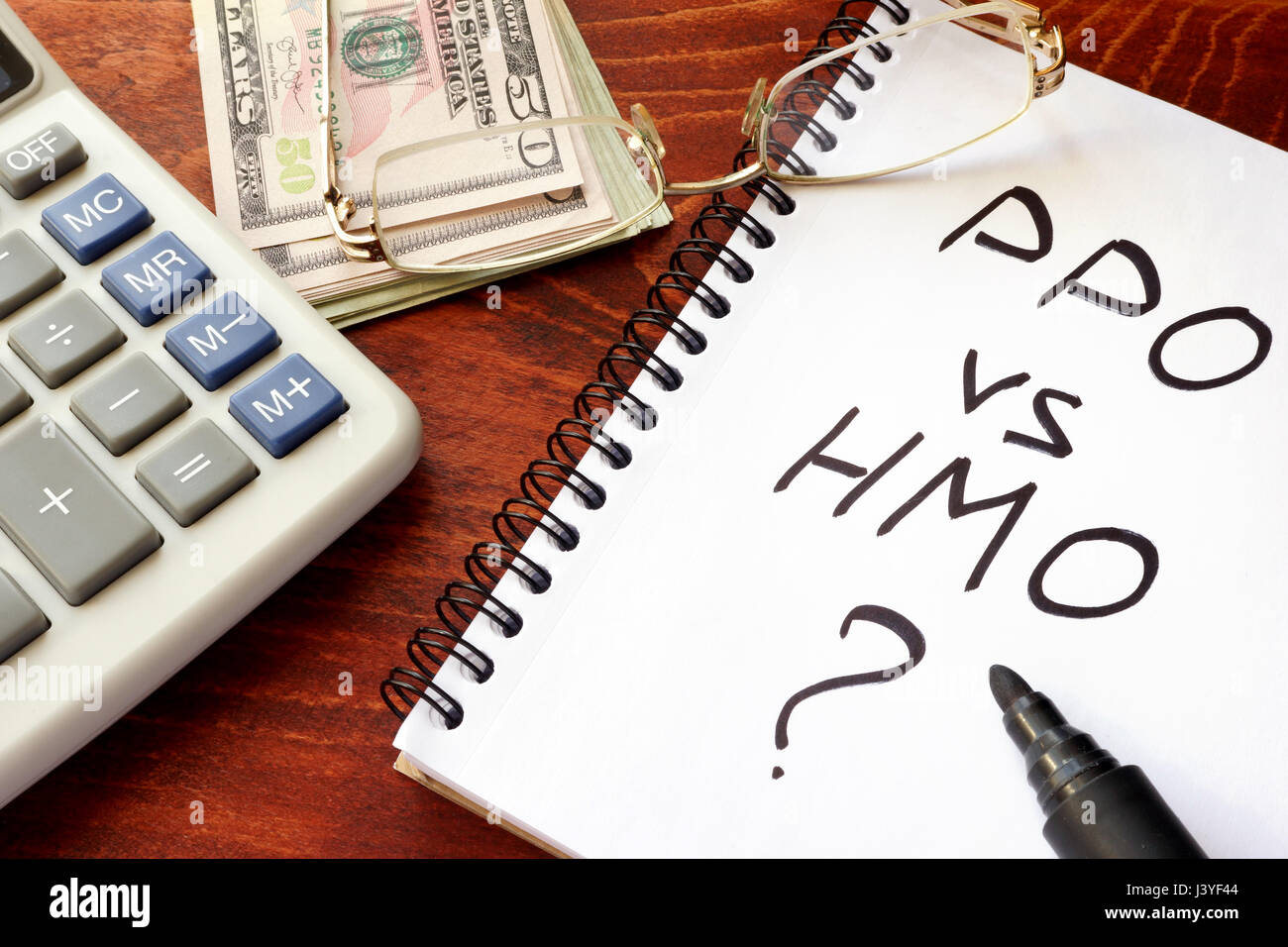 PPO Vs HMO in einer Notiz geschrieben. Im Gesundheitswesen Versicherungskonzept. Stockfoto