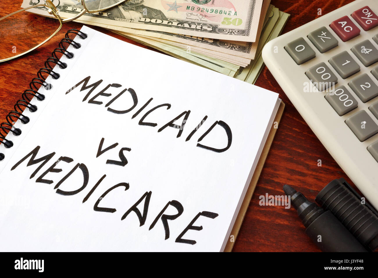 Medicaid Vs Medicare in einer Notiz geschrieben. Krankenversicherung-Konzept. Stockfoto
