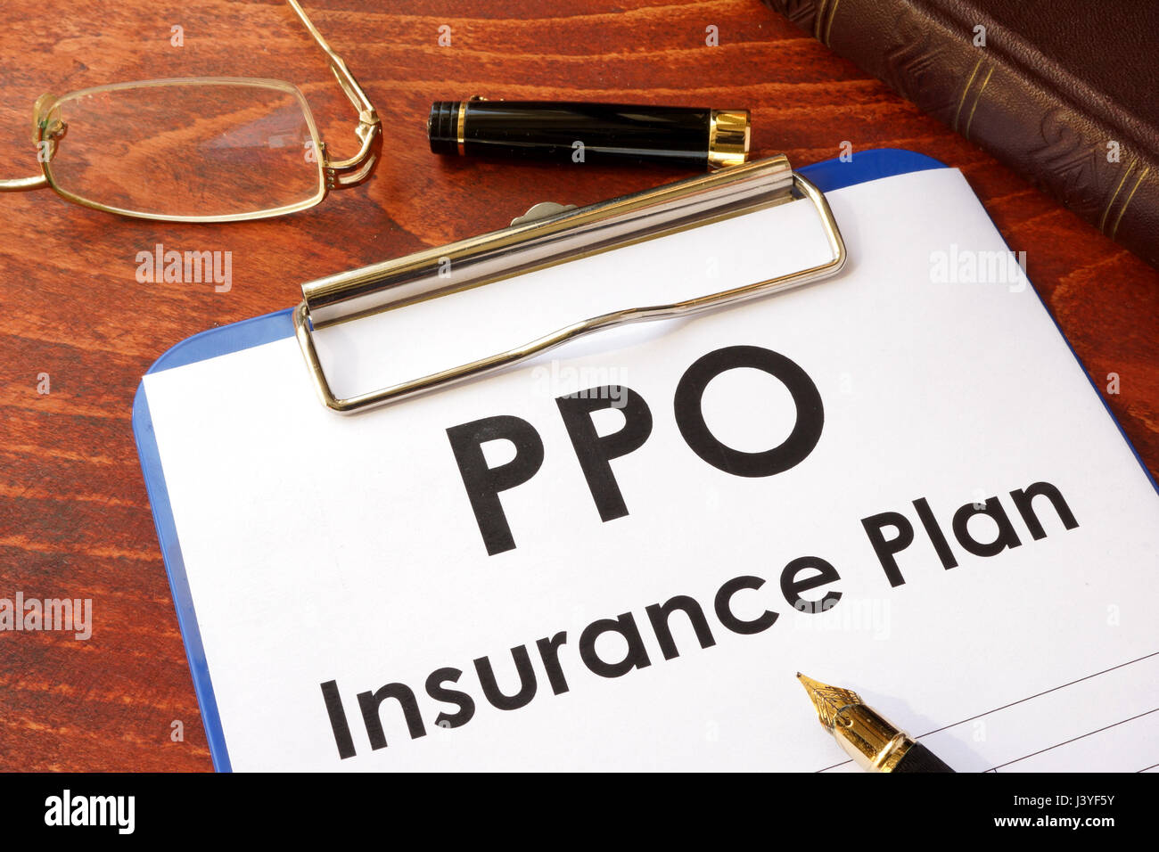 PPO Insurance Plan auf dem Tisch. (Preferred Provider Organization) Stockfoto