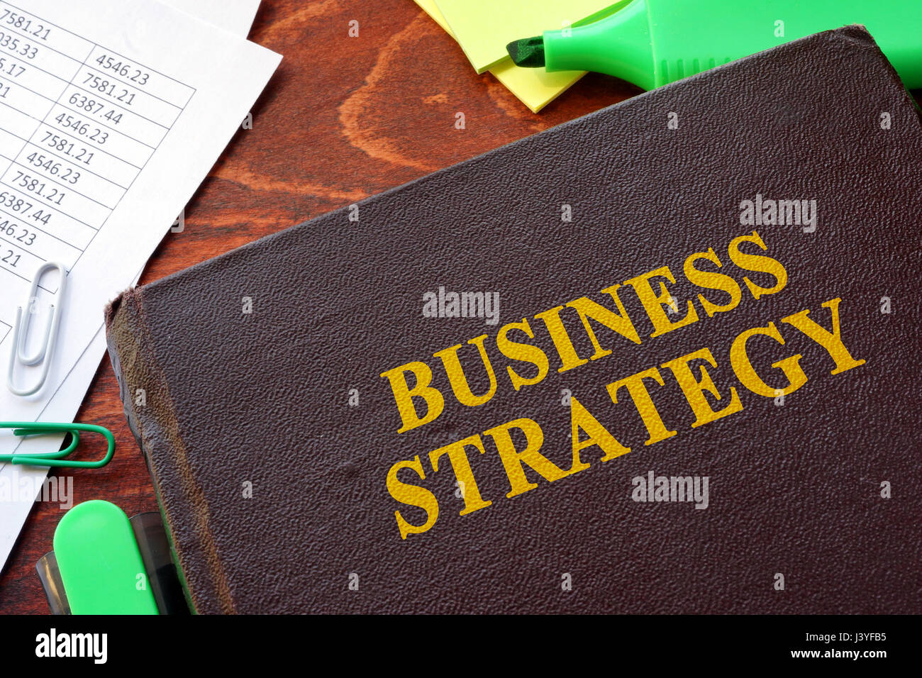 Buchen Sie mit Titel-Business-Strategie und Finanzdaten. Stockfoto