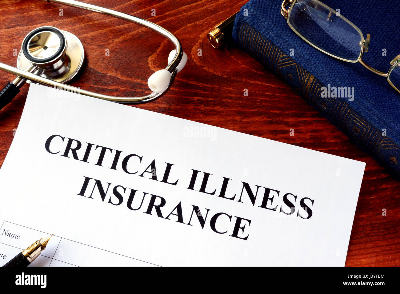 Critical-Illness-Versicherung am Tisch. Stockfoto