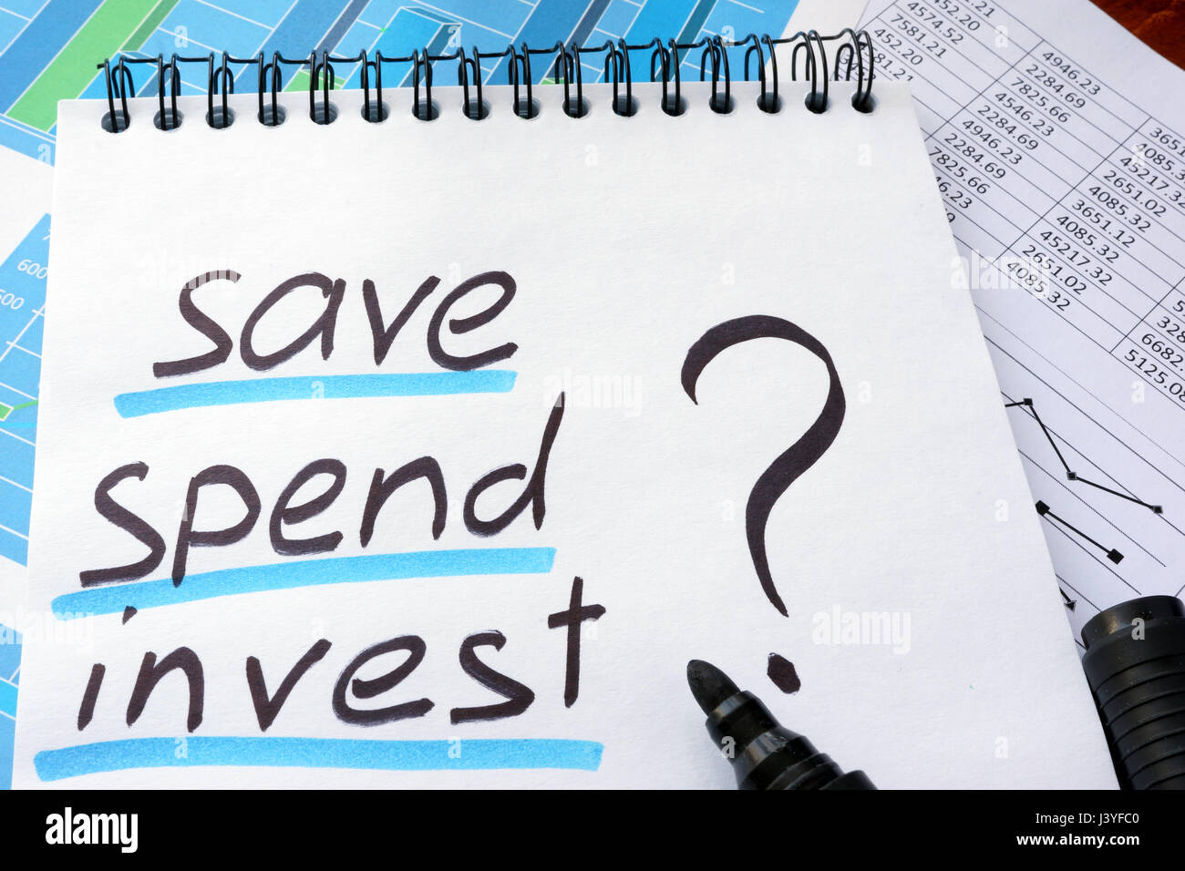 Hinweis mit Worten sparen Ausgaben zu investieren und Marker. Stockfoto