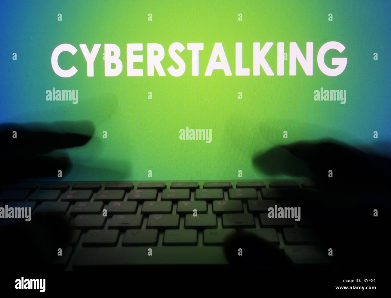Cyberstalking auf einen Monitor und eine Tastatur. Stockfoto