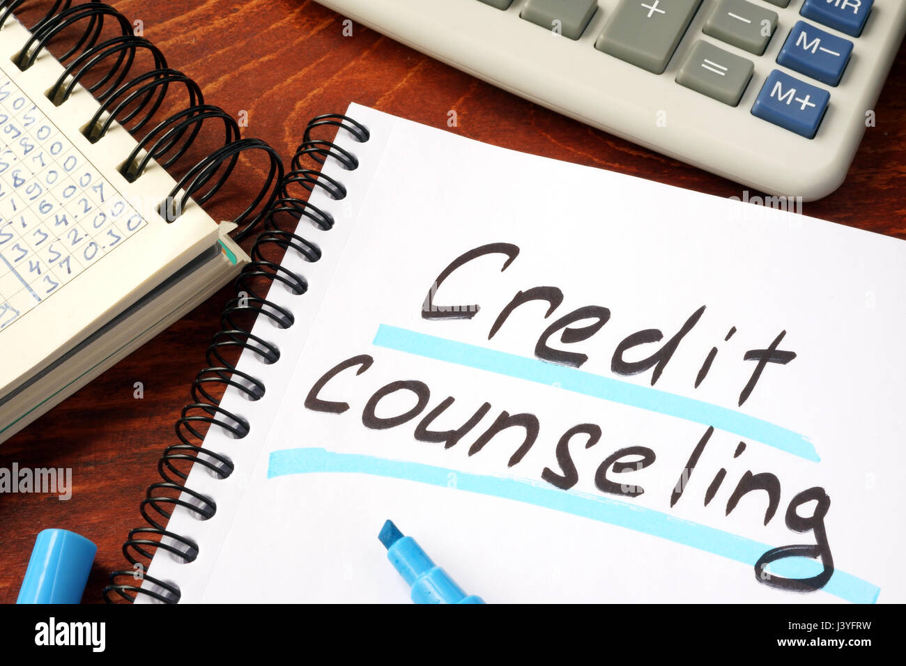 Kredit-Beratung in eine Notiz und Rechner geschrieben. Stockfoto
