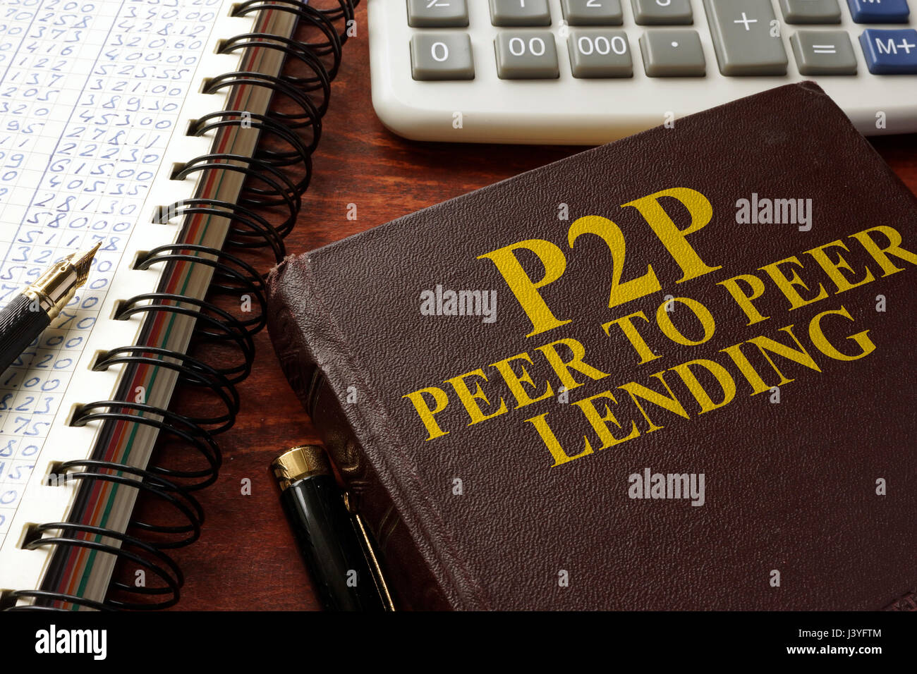 Buch mit Titel P2P Peer-to-Peer lending auf einem Tisch. Stockfoto