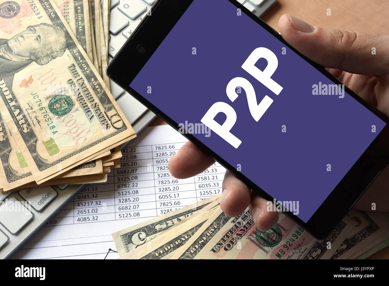 Smartphone in der Hand mit Nachricht P2P. Peer to peer lending Konzept. Stockfoto