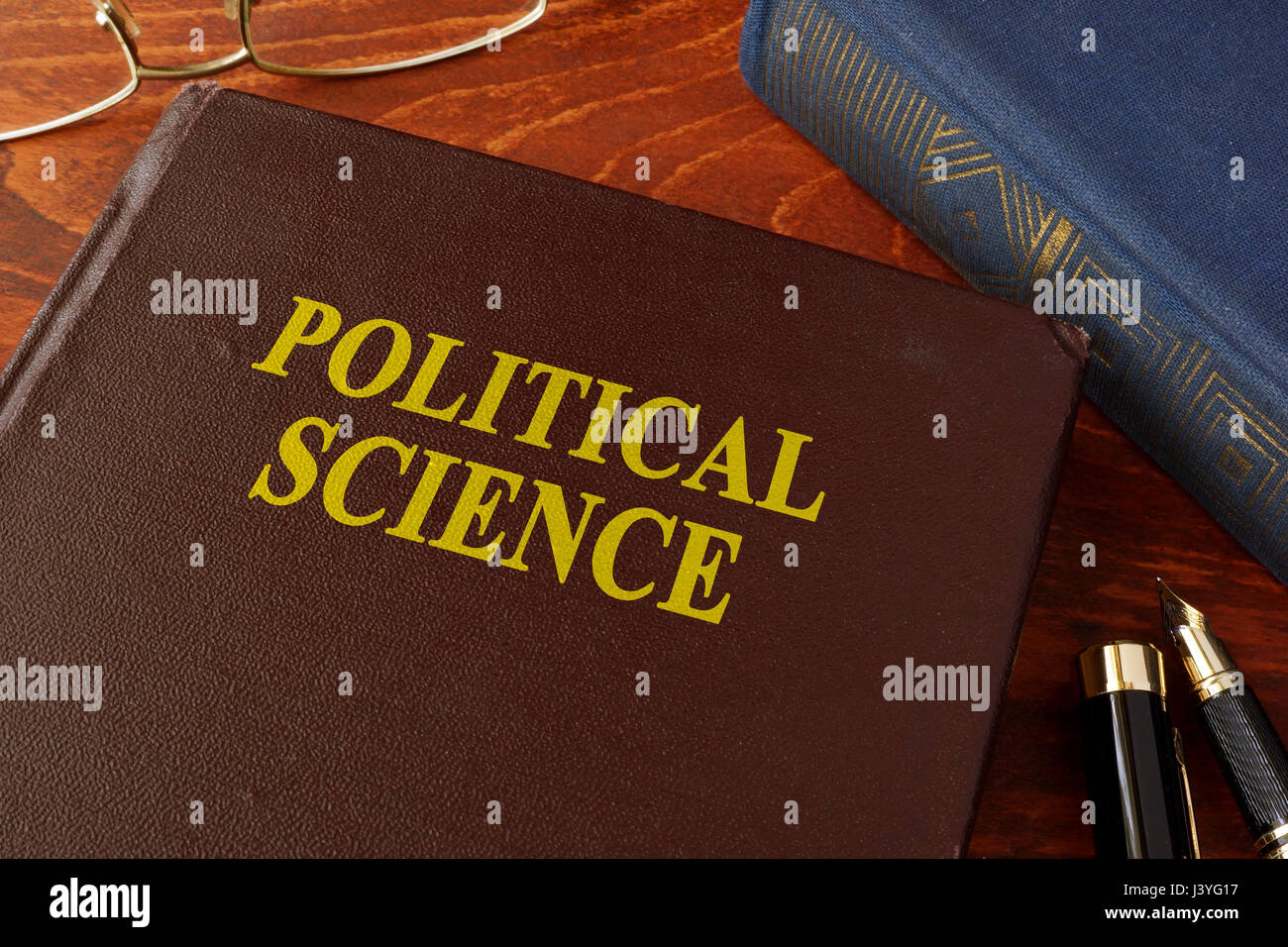 Buchen Sie mit Titel Politikwissenschaft in einem Büro. Stockfoto