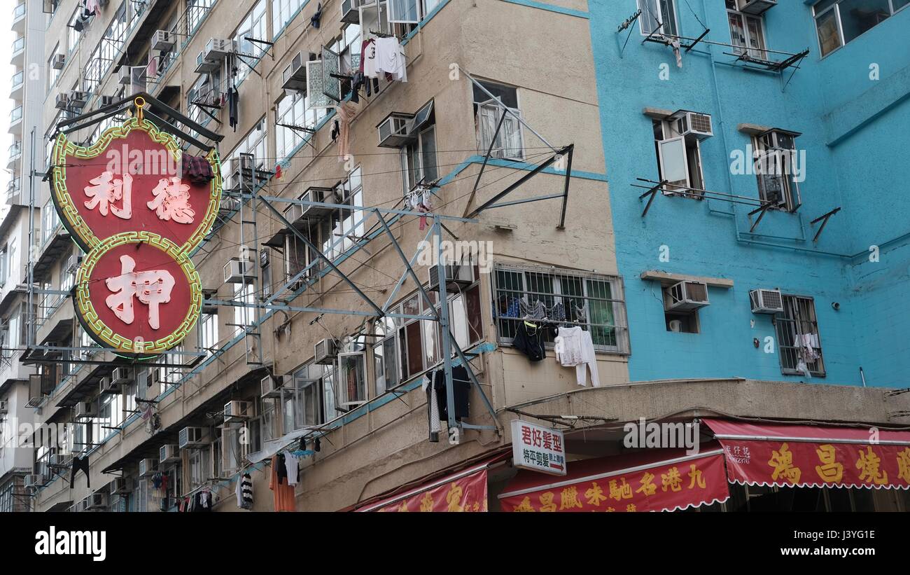 Mietskasernen mit Wäsche hängen in den Fenstern auf Apliu Street in Sham Shui Po Hongkong Stockfoto
