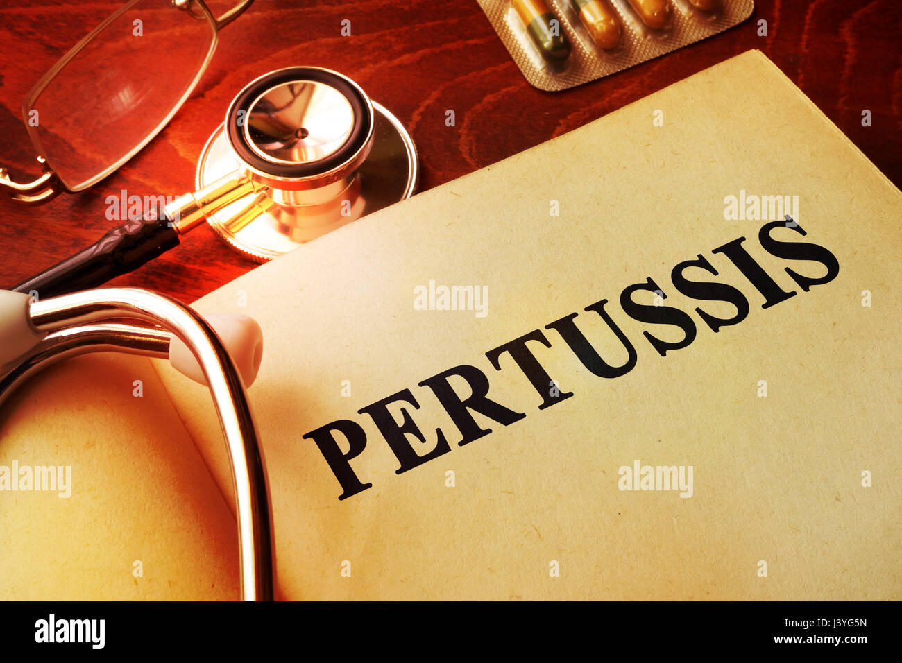 Buchen Sie mit Titel Pertussis auf einem Tisch. Stockfoto