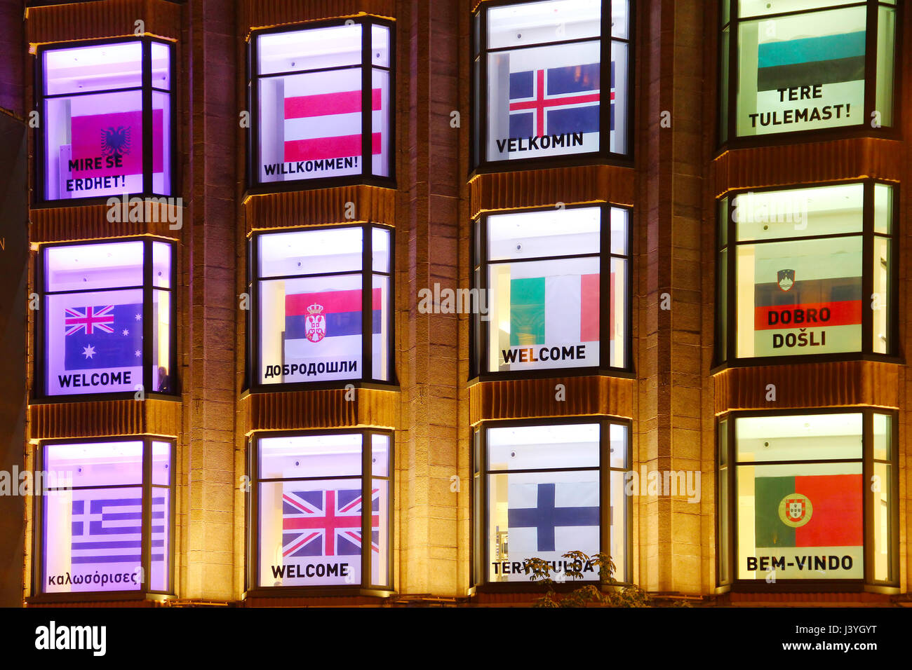 Kiew, UKRAINE - 5. Mai 2017: Kaufhaus Central Windows dekoriert mit Begrüßung in verschiedenen Sprachen während Eurovision Songcontest Stockfoto