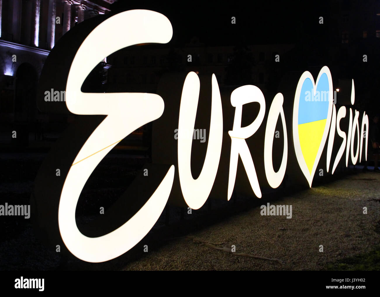 Kiew, UKRAINE - 5. Mai 2017: Eurovision Logo nachts am quadratischen Unabhängigkeit (Maidan Nezalezhnosti) im Zentrum von Kiew Stockfoto