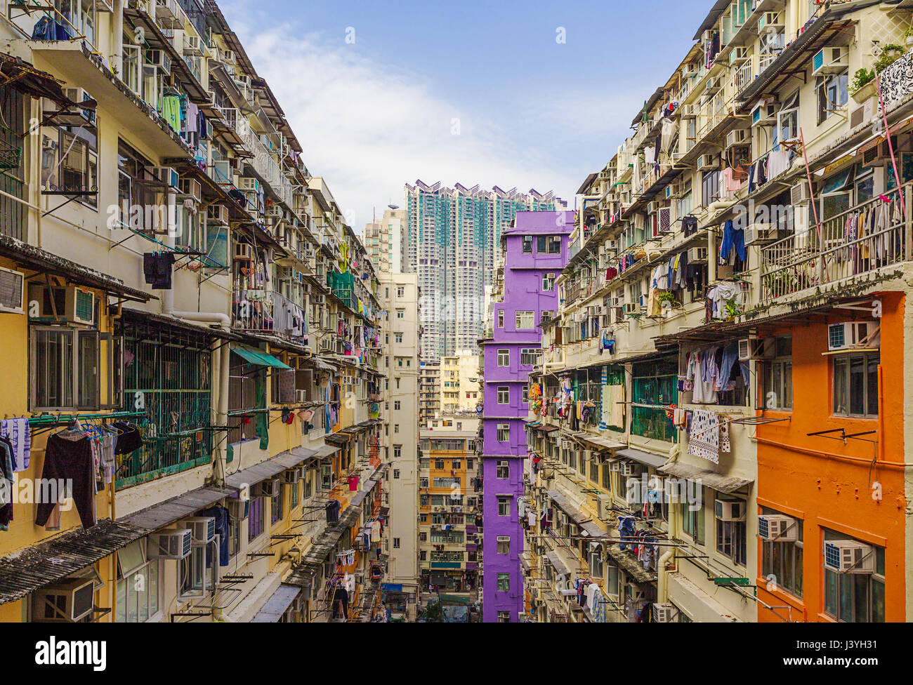 Alte Häuser umgeben moderne Wolkenkratzer in Hongkong. Hong Kong ist beliebtes Touristenziel von Asien und führender Finanzplatz der Welt. Stockfoto