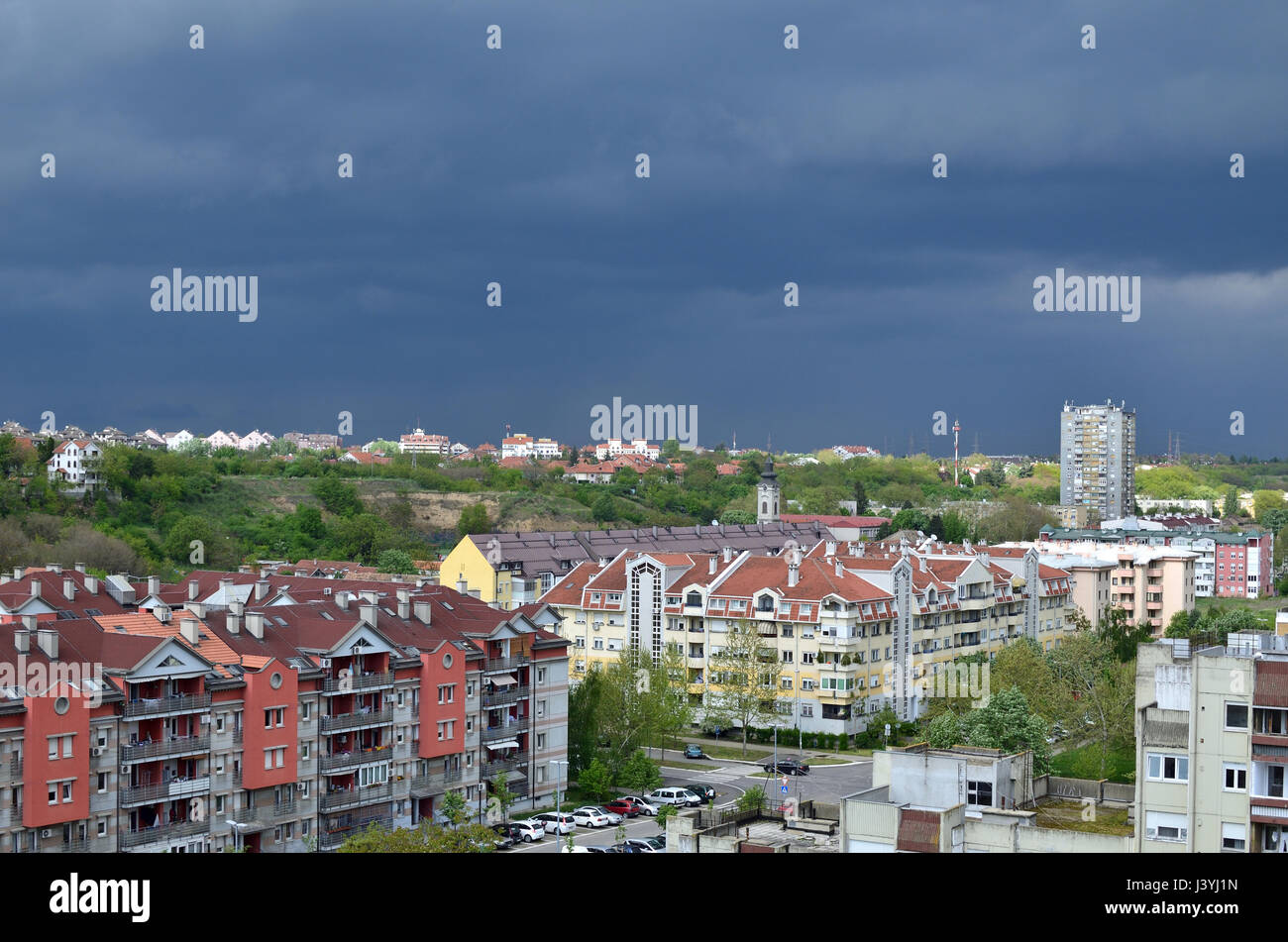 Dunkel blau Gewitterhimmel über ein Viertel der hohen Wohngebäude in Neu Belgrad, Serbien Stockfoto