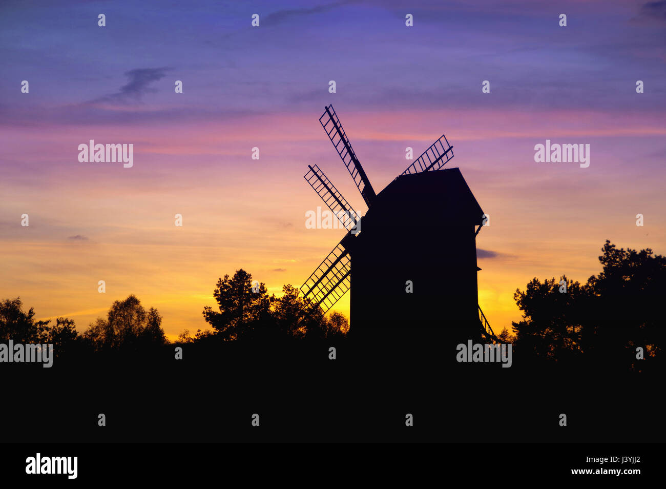 Skylines hölzerne Windmühlen und Bäume auf Sonnenuntergang und blauer Himmel Stockfoto