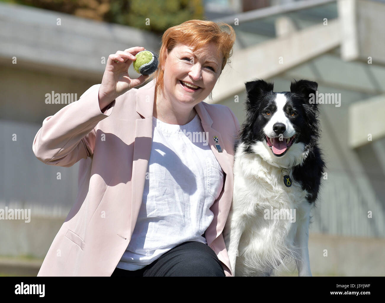 NUR zur redaktionellen Nutzung Emma Harper, SNP MSP für Süd-Schottland und ihr Border Collie Maya wird als Sieger bei der konstituierenden Holyrood Dog of the Year Wettbewerb angekündigt, gemeinsam organisiert von Dogs Trust und The Kennel Club, im schottischen Parlament Gardens, Schottisches Parlament in Edinburgh. Stockfoto