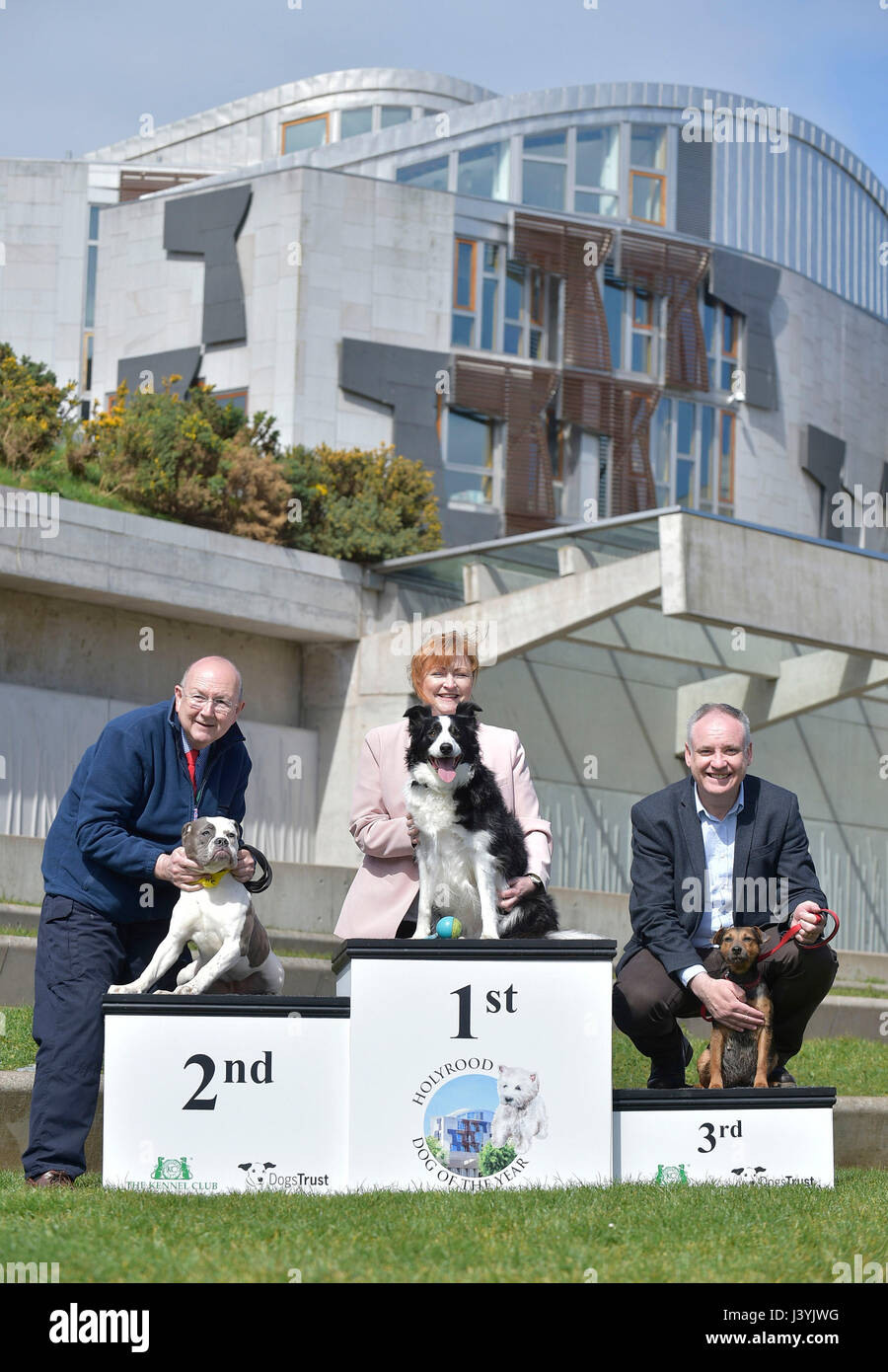 Die Gewinnerin Emma Harper, SNP MSP für Südschottland (Mitte) und ihre Border Collie Maya, mit dem Vizemeister Bill Bowman, dem schottischen Konservativen MSP für Nordostschottland (links) und seinem Boxer Cross Astra, und Richard Lochhead, SNP MSP für Moray (rechts), Und sein Crossbreed Cinder beim ersten Holyrood Dog of the Year Wettbewerb, der gemeinsam von Dogs Trust und dem Kennel Club organisiert wird, in den Scottish Parliament Gardens, Scottish Parliament Building in Edinburgh. Stockfoto