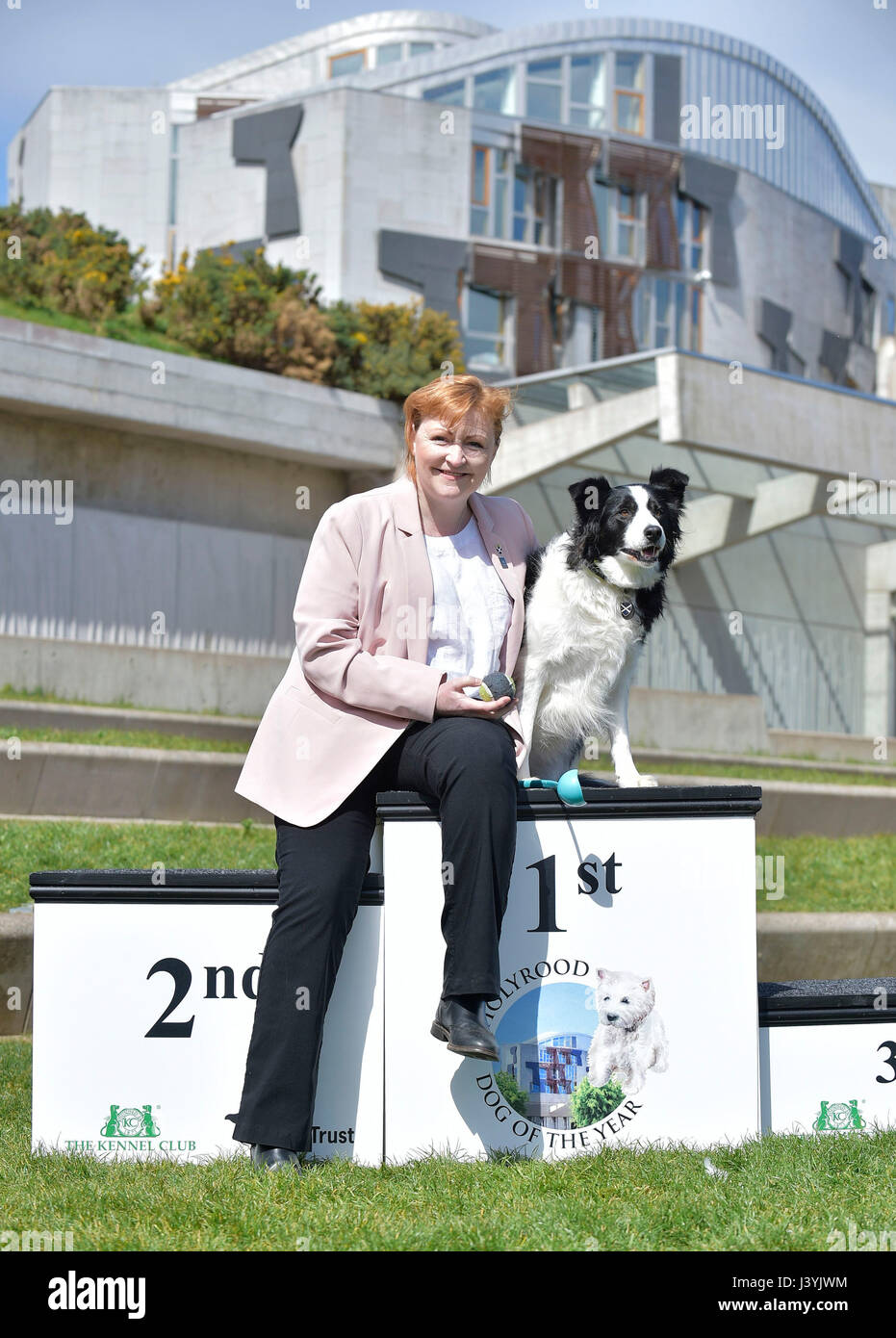 NUR zur redaktionellen Nutzung Emma Harper, SNP MSP für Süd-Schottland und ihr Border Collie Maya wird als Sieger bei der konstituierenden Holyrood Dog of the Year Wettbewerb angekündigt, gemeinsam organisiert von Dogs Trust und The Kennel Club, im schottischen Parlament Gardens, Schottisches Parlament in Edinburgh. Stockfoto