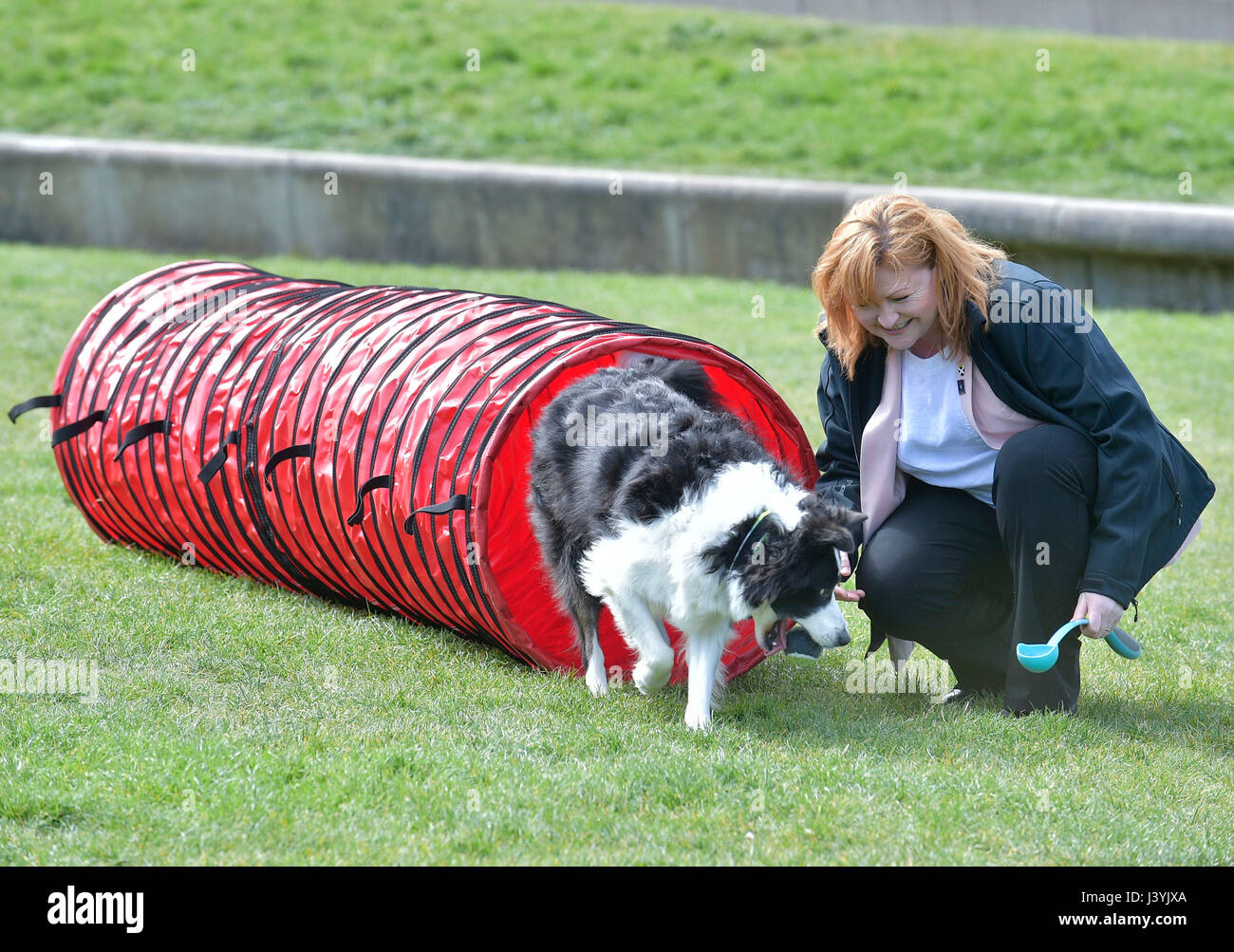 Emma Harper, SNP MSP für South Scotland, und ihre Border Collie Maya nehmen am ersten Holyrood Dog of the Year Wettbewerb Teil, der gemeinsam von Dogs Trust und dem Kennel Club in den Scottish Parliament Gardens, Scottish Parliament Building in Edinburgh, organisiert wird. Stockfoto