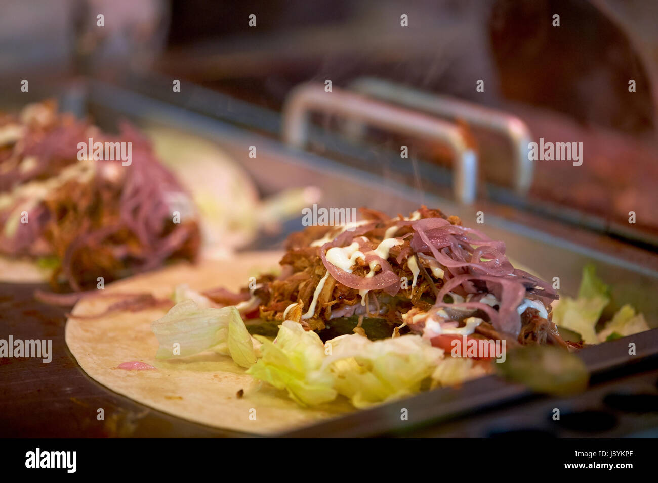 Tortilla wraps Kochen am Wochenmarkt Stockfoto