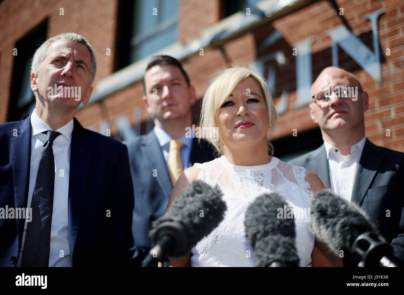 Sinn Féin Nordirland Führer Michelle O'Neill mit Kandidaten Mairtin O Muilleoir, John Finucane und Paul Maskey eine Pressekonferenz abhalten außerhalb ihres Büros in Belfast. Stockfoto