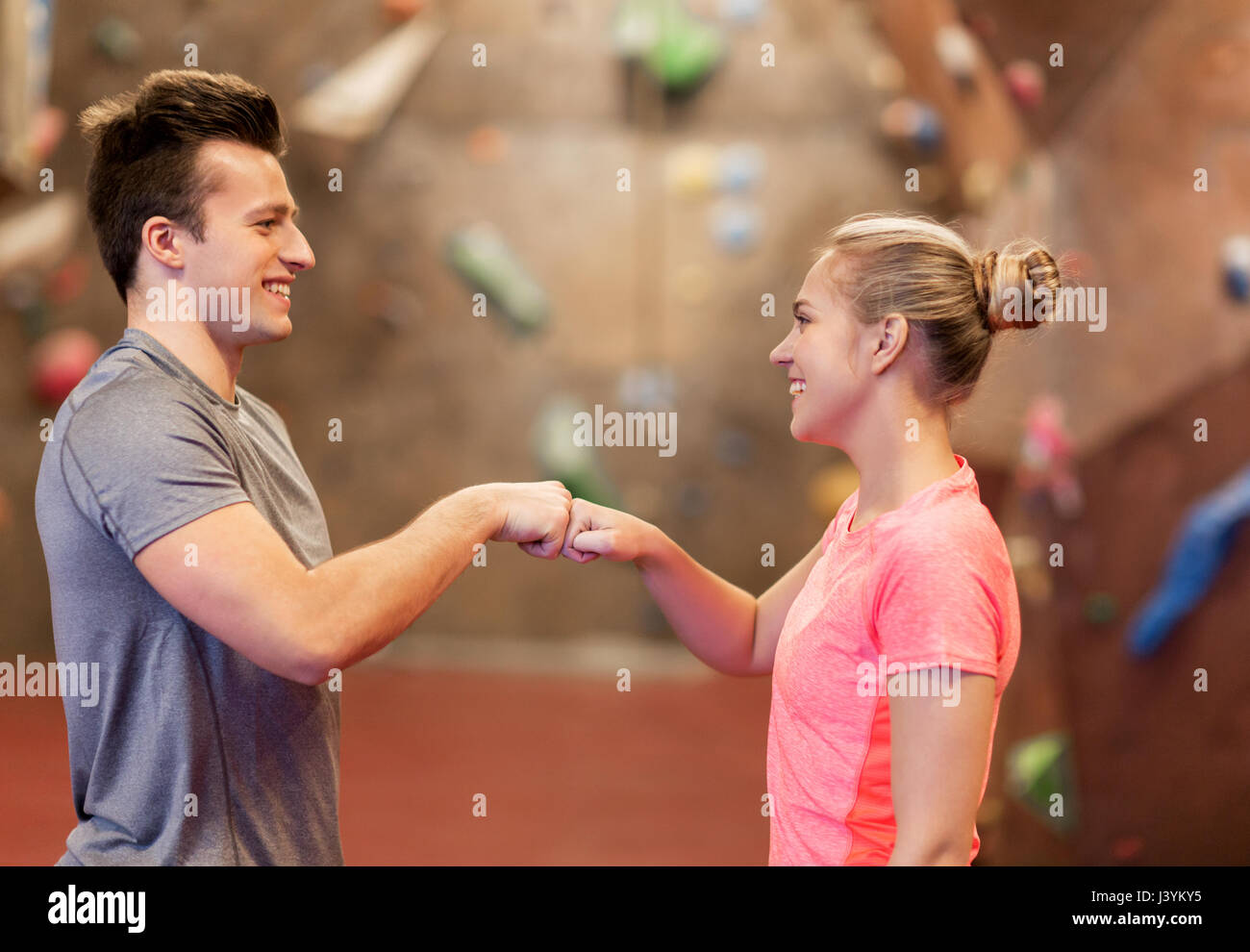 Mann und Frau Training Kletterhalle Stockfoto