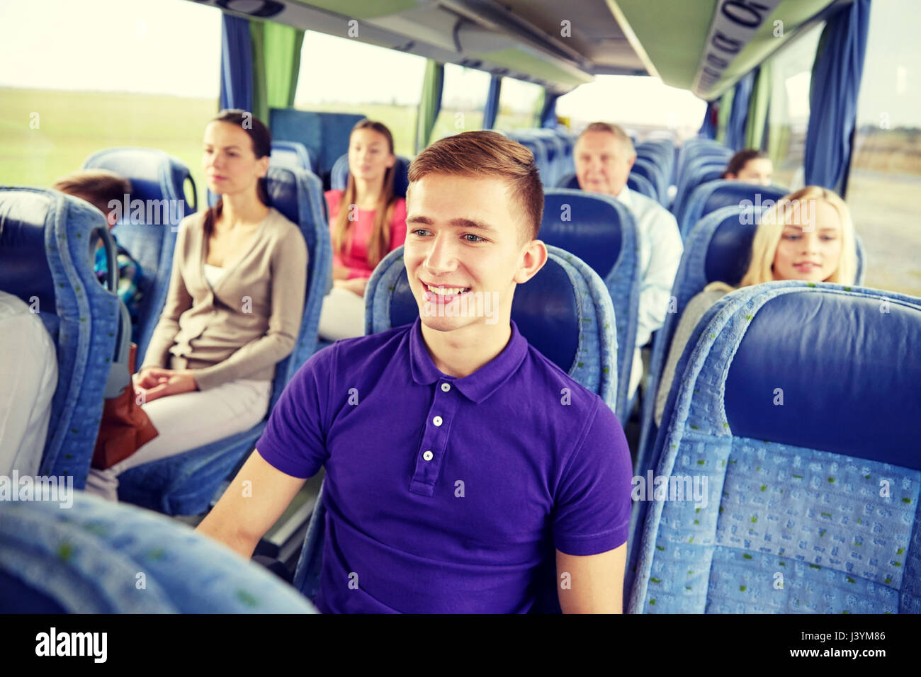 glücklich Jüngling sitzt im Reisebus oder Zug Stockfoto