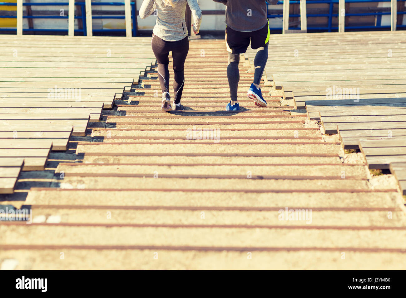Nahaufnahme eines Paares auf Stadion im Erdgeschoss ausgeführt Stockfoto