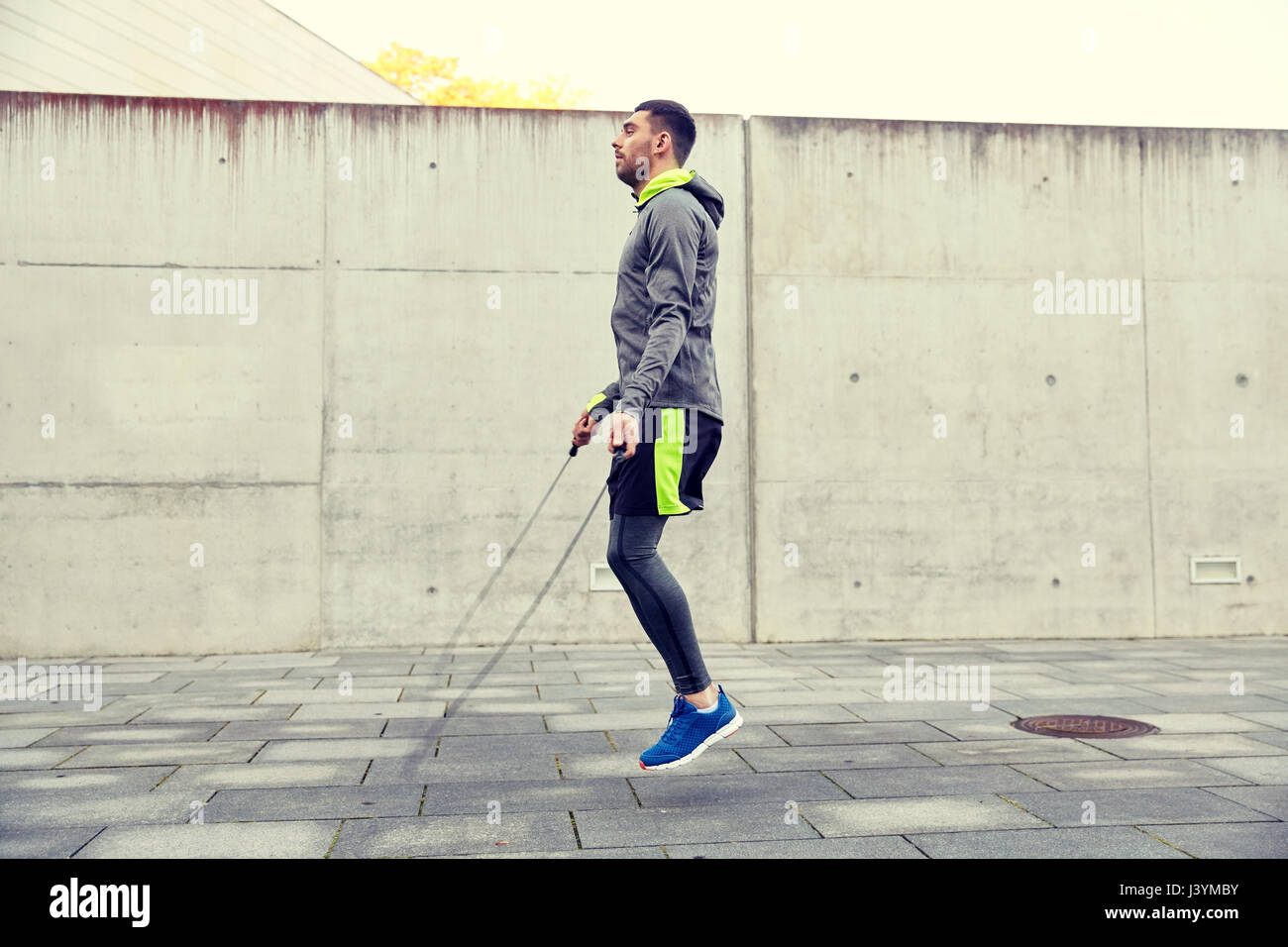 Mann mit Seil springen im Freien Training Stockfoto