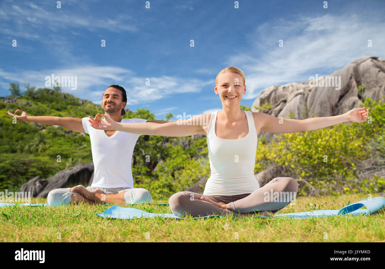glückliches Paar machen Yoga-Übungen im freien Stockfoto