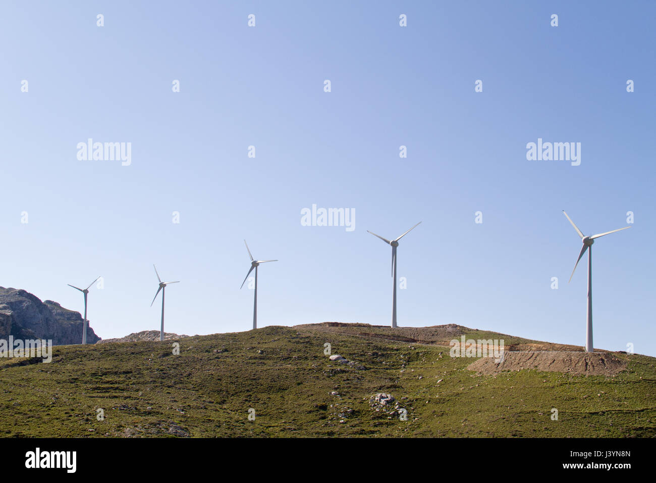 Windkraftanlagen auf einem Hügel auf der Insel Kreta, Griechenland Stockfoto