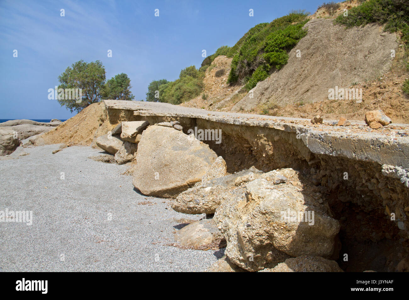 Eine Straße in einem schlechten Zustand in der Nähe der Küste auf der Insel Kreta, Griechenland Stockfoto