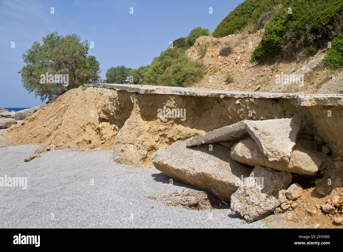 Eine Straße in einem schlechten Zustand in der Nähe der Küste auf der Insel Kreta, Griechenland Stockfoto Eine Straße in einem schlechten Zustand in der Nähe der Küste auf der Insel Kreta, Griechenland Stockfoto