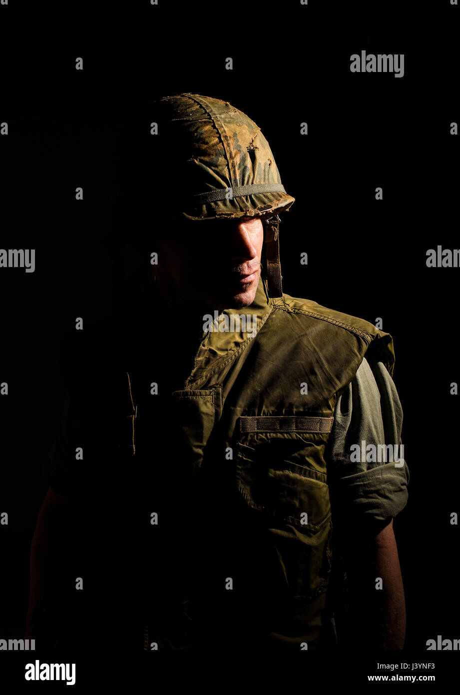 Dramatische Porträt von uns marine aus dem Vietnamkrieg in dunklen Schatten. Stockfoto