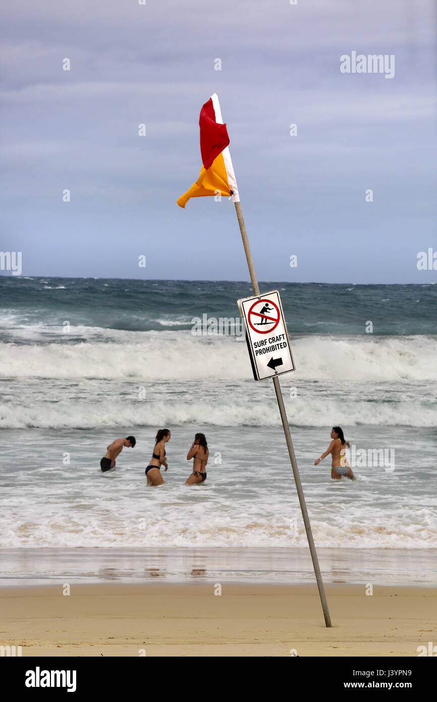 Ein Schild am Bondi Beach, Sydney, zeigt einen Pfeil auf der linken Seite wo Surfbretter sind verboten. Der Strand innerhalb der gelben und roten Fahnen wird überwacht Stockfoto
