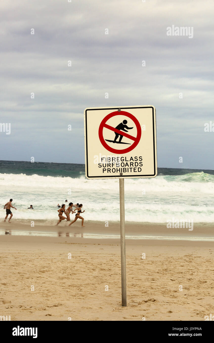 Ein Schild am Bondi Beach, Sydney, Australien besagt "Fiberglas Surfbretter verboten" Stockfoto