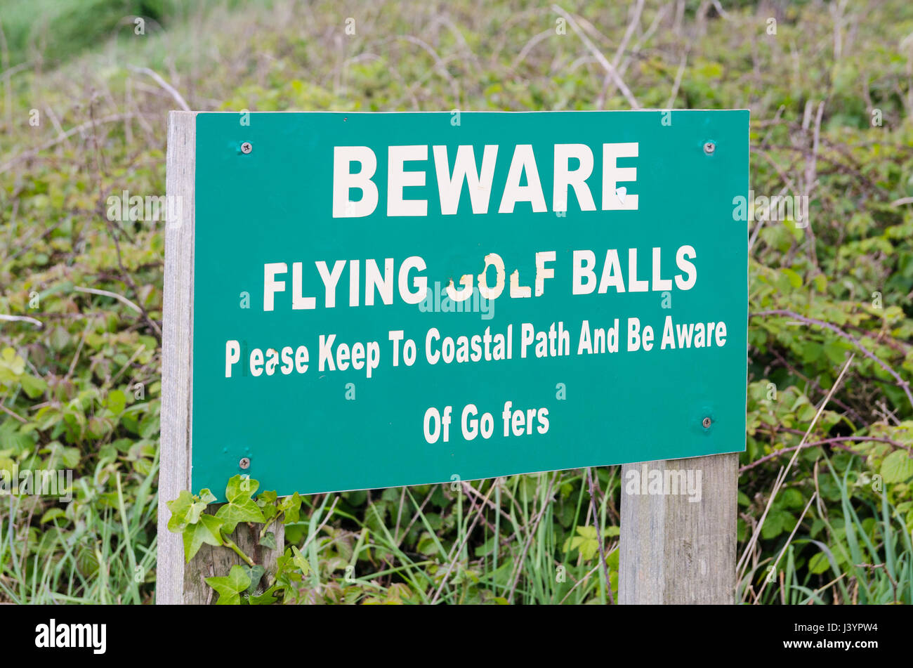 Anmelden Achtung Wanderer der fliegende Golfbälle in der Nähe von Thurlestone Golf Club in South Hams, Devon Stockfoto