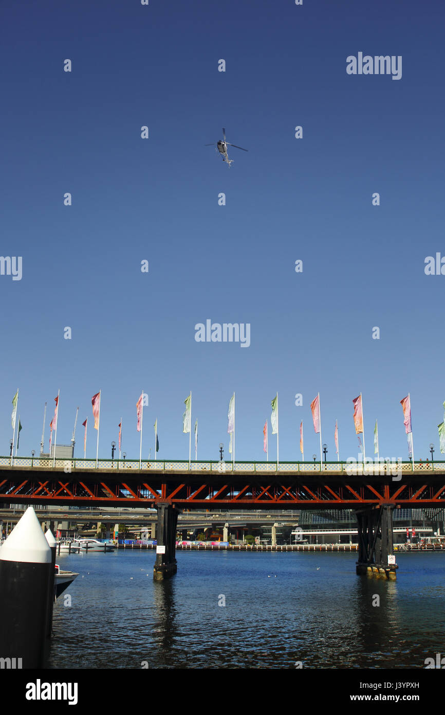 Ein Sightseeing-Hubschrauber fliegt über die Pyrmont Bridge am Darling Harbour, Sydney. Es gibt viel Platz für Ihren Text oder Bilder Stockfoto