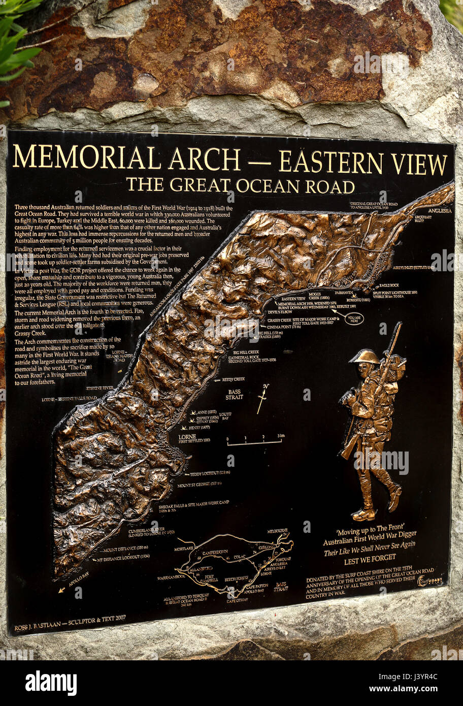 Diese Plakette Memorial Arch-Ost-Ansicht mit dem Titel ordnet die Strecke von der Great Ocean Road. Siehe Beschreibung. Stockfoto