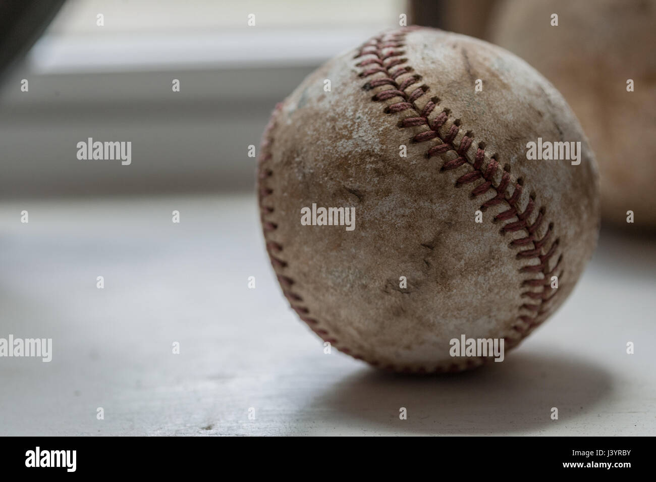 Alten Baseball gefunden in einem Antiquitätengeschäft Stockfoto