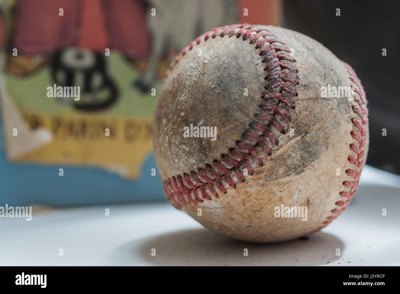 Alten Baseball gefunden in einem Antiquitätengeschäft Stockfoto