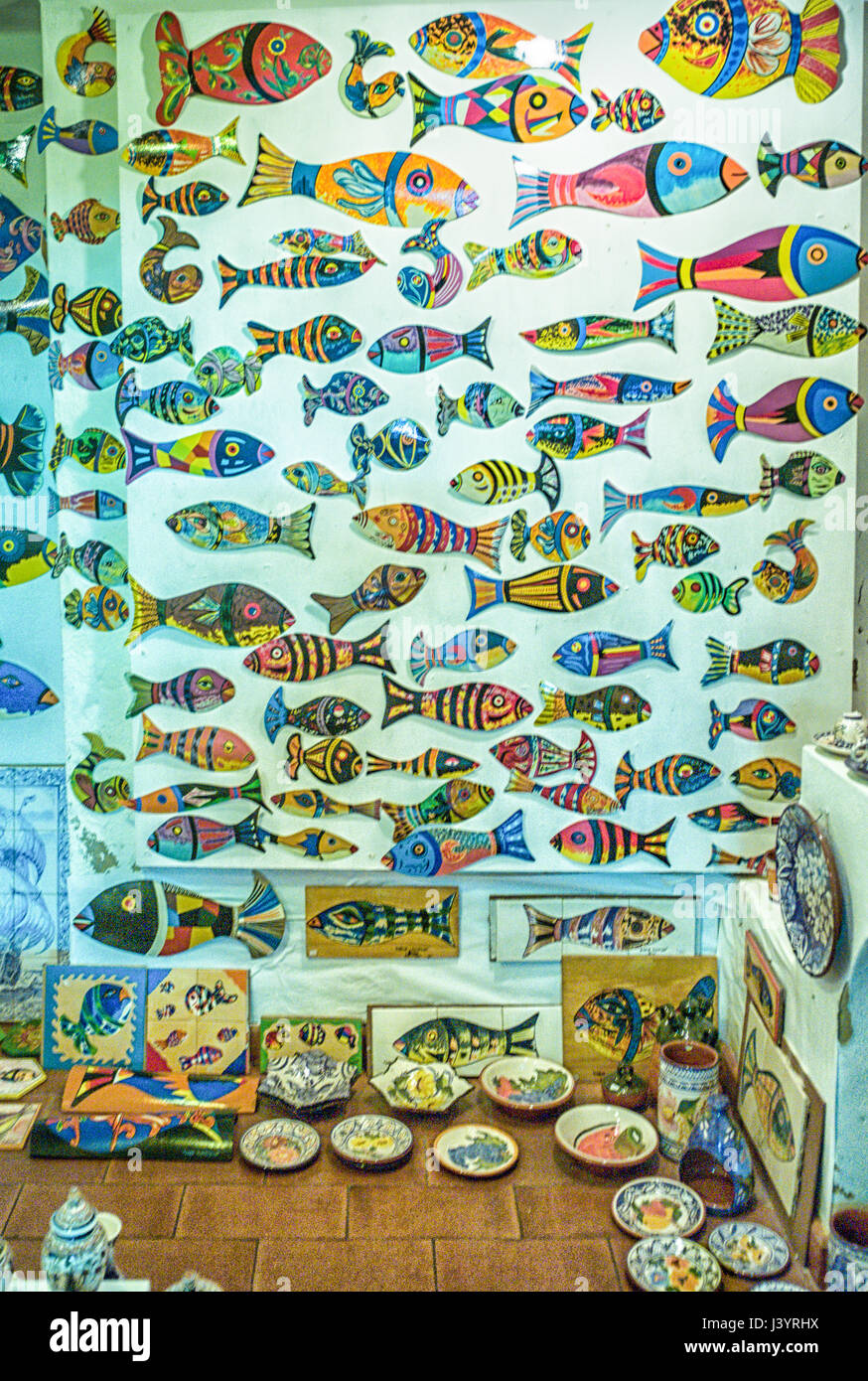 Plaketten der Fisch zum Verkauf im Souvenir-Shop in Nazare, Portugal. Stockfoto