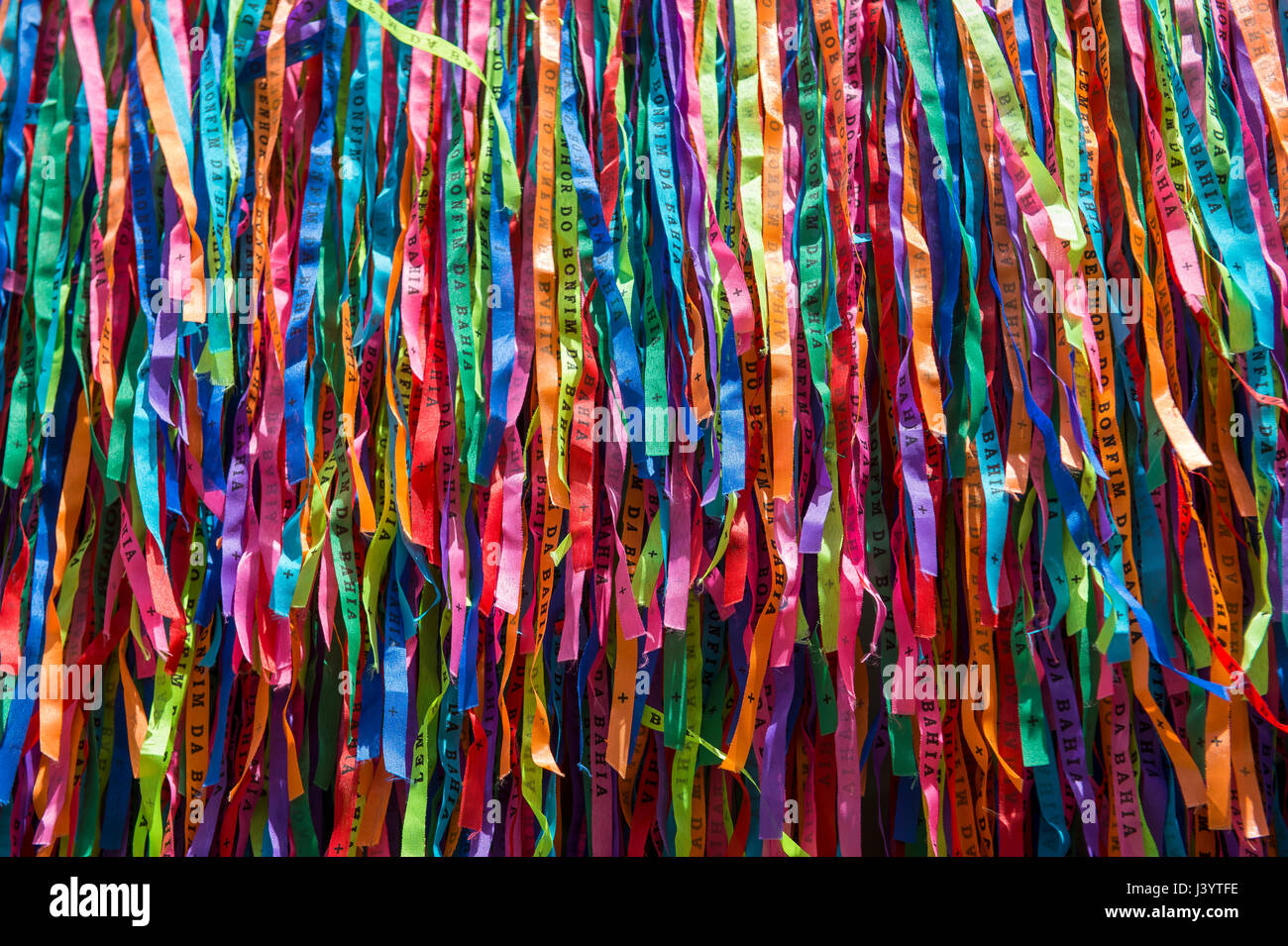 Farbenfrohe brasilianische Wunsch Bänder hängen in einem strukturierten Hintergrund Stockfoto