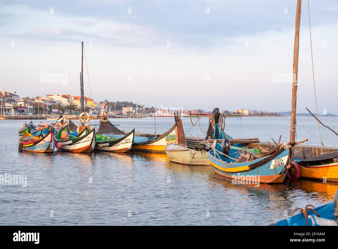 Aveiro ist eine Stadt an der Westküste von Portugal entlang einer Lagune genannt Ria de Aveiro. Es zeichnet sich durch seinen Kanälen navigiert durch die bunten Boote (Barcos Moliceiros), traditionell verwendet, um Algen zu ernten. Moliceiro ist die Bezeichnung für die Boote, die in der Ria de Aveiro, Lagune Region des Flusses Vouga zirkulieren. Dieses Schiff war ursprünglich für das Ernten der Moliço benutzt, aber derzeit mehr für touristische Zwecke genutzt. Stockfoto