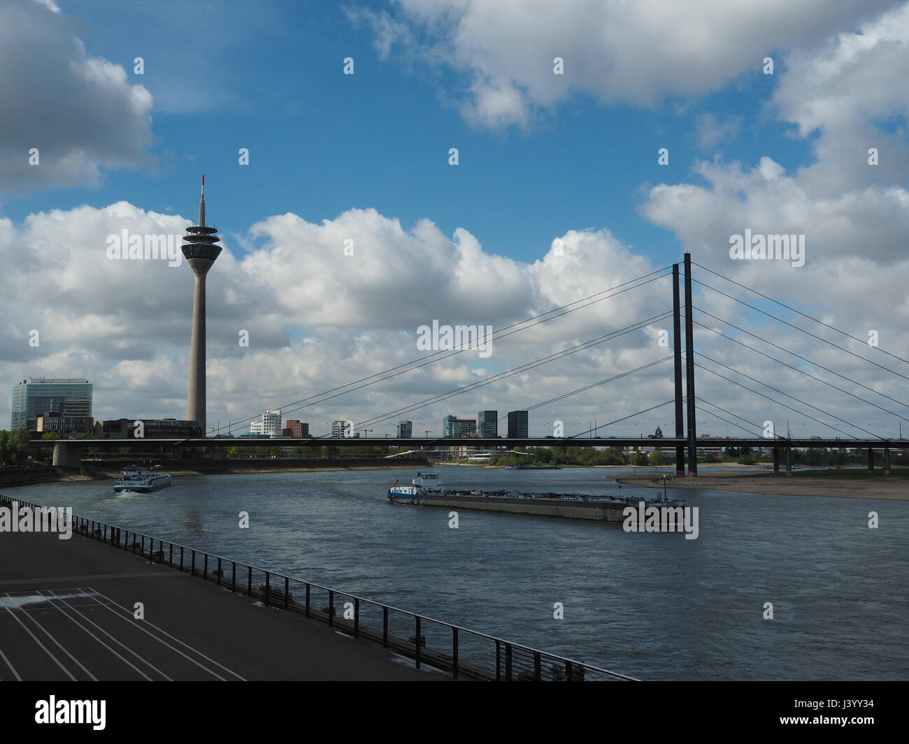 Rhein mit Schiff in Düsseldorf in Deutschland Stockfotografie - Alamy