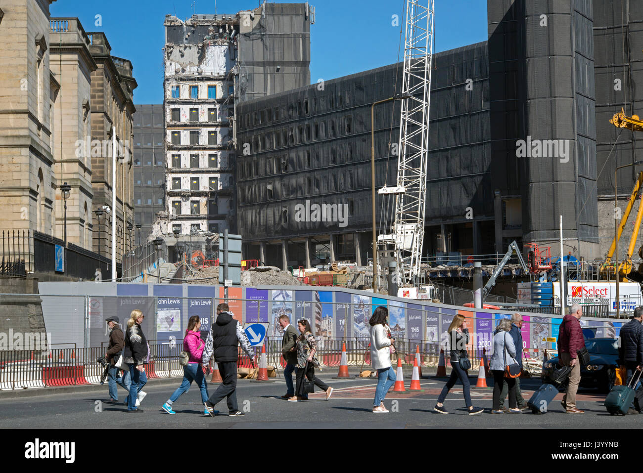 Fußgänger Fuß durch den St. James Centre die Weichen für ein neues Hotel, Geschäfte und Wohnungen abgerissen. Stockfoto