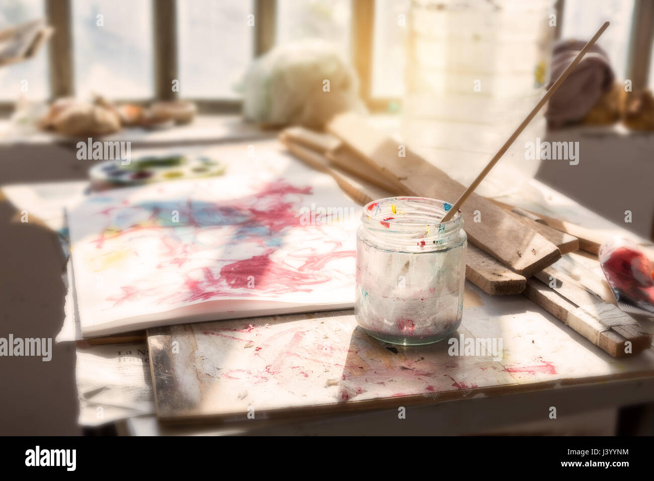 Dünnen Pinsel in ein Glasgefäß und Palette im Kunst-Workshops. Stockfoto